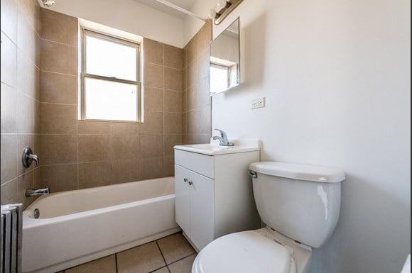 7701 S Stewart Ave Apartments Chicago Bathroom